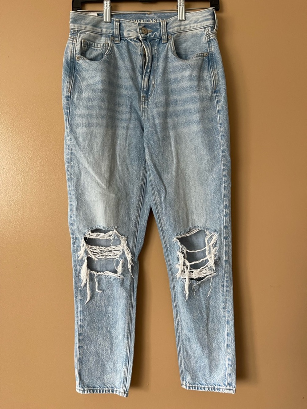 American Eagle Outfitters Light Wash distressed Denim Mom Jeans size 4